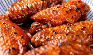 铁板鸡翅的制作方法 如何做铁板鸡翅