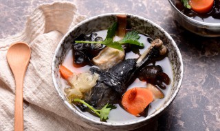 三黄鸡适合煲汤吗 三黄鸡可以煲汤吗