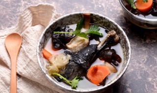 煲鸡汤放什么材料好喝又补血 煲鸡汤好喝又补血的材料