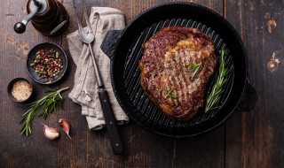 煎牛排用什么锅 煎牛排用的锅