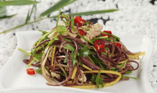 凉拌蕨菜方法教程 如何做凉拌蕨菜