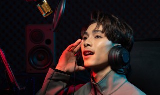 august歌词 august的歌词是什么