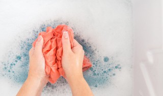 衣服上的牛奶渍怎样清洗干净 七个小技巧轻松去掉衣服上的奶渍