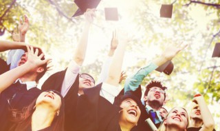 毕业于用英语怎么说 毕业于用英语的说法