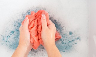 衣服淋雨需要重洗吗 用不用重新洗淋雨的衣服