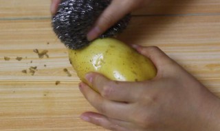 削完土豆后手变黑了怎么去除 削完土豆后手变黑了如何去除
