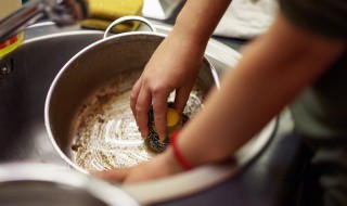 不锈钢锅底怎么清洗最干净 不锈钢锅底如何清洗最干净