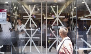 怎么去除窗户上的老化胶纸 去除窗户上的老化胶纸方法