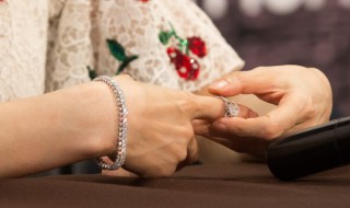女戒指的戴法和意义 关于女生带戒指的意义