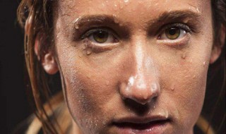 妇女爱一阵一阵出汗是啥病 该怎么办