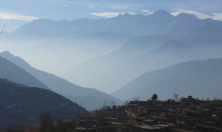 云朵上的羌寨的原唱 云朵上的羌寨的原唱是谁