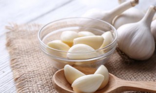 吃生大蒜有什么好处啊 吃生大蒜的好处推荐