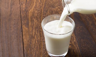 热牛奶后会形成一层奶皮应不应该吃 奶皮如何形成