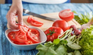 西红柿切丝后的保存方法 如何保存切开的西红柿