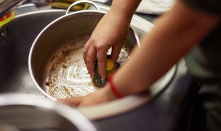 怎样清理不锈钢表面的水垢 清理不锈钢表面的水垢的方法