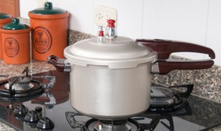 使用压力锅时怎样清理内胆 清洁压力锅内胆的方法