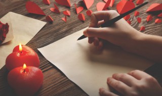 送女朋友鲜花贺卡怎么写 如何写送女朋友鲜花贺卡