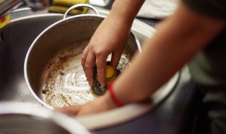 黑锅底清洗的小妙招 黑锅底清洗的方法