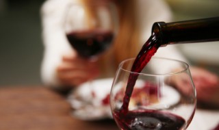 打开红酒瓶盖子的方法 打开红酒瓶盖子的方法是什么