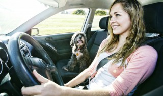 汽车玻璃时间长了如何清洗干净 清洁汽车玻璃的窍门