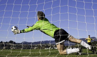 守门员什么时候能用手拿球 守门员何时能用手拿球
