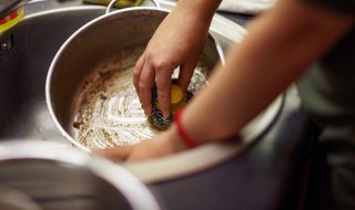 怎样才能把锅底的油清理干净 如何把锅底的油清理干净