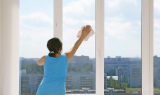 擦玻璃用什么方法擦的更干净 擦玻璃方法