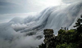 飞流直下三千尺银河落九天的意思 下面为大家解释