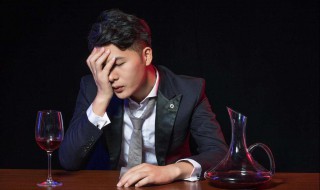 一个人喝酒的句子 7个句子描写一个人喝酒