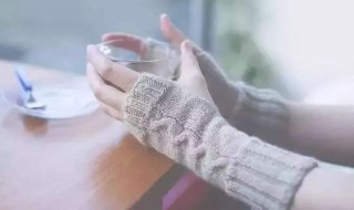 小手冰凉原唱 关于这首歌的歌词是什么