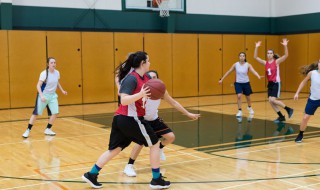 篮球怎么运球 篮球运球技巧