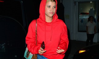 红色卫衣搭配方法 红色连帽卫衣怎么搭配