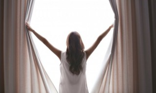 怎样清理旧窗帘上的尘土 如何清理旧窗帘上的尘土