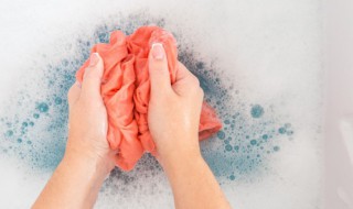 囗香糖粘衣服上怎么办 囗香糖粘衣服上的解决方法