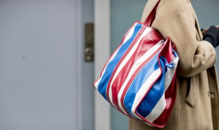 新买的包包有褶皱怎么办 新买的皮包上面有褶皱怎么能去掉？