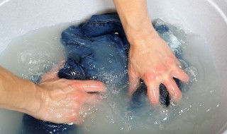 裤子上有油怎么清洗干净 清洗裤子上的油迹的方法