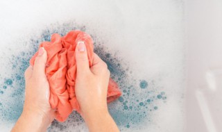 衣服上的乳胶漆用什么可以清除 衣服上的乳胶漆清除办法