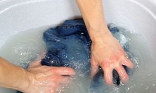 衣服上的口香糖用什么东西能洗掉 用什么东西能洗掉衣服上的口香糖