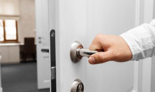 入户门的保护膜怎么撕 入户门的保护膜如何撕