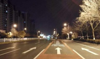 夜间直行通过路口用什么灯光 老司机告诉你夜间直行通过路口用什么灯光