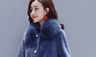 蓝色羊剪绒大衣怎样搭配 这4种都可轻松搭配