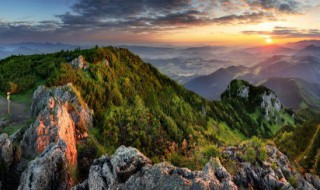 青山遮不住必竟东流去的意思 青山遮不住必竟东流去的含义