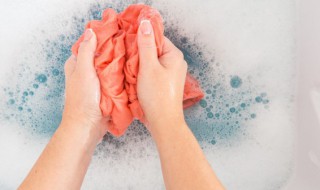 白色t恤油渍用什么清洗干净 白色t恤油渍用什么清洗才干净