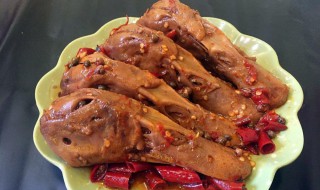 如何制作好吃下酒的麻辣鸭头 怎样制作好吃下酒的麻辣鸭头