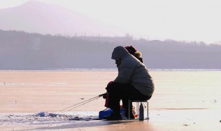 冬天钓鱼打窝有什么技巧 这些你都知道吗