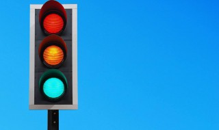 怎样过红绿灯路口不违章 有什么条例规定吗