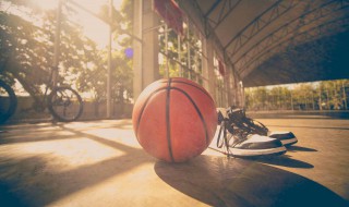 两手拍篮球技巧 打篮球如何使用双手运球