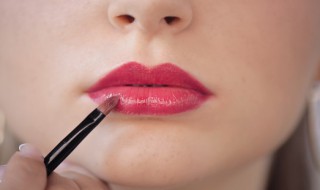 淡化唇色的简单有效的方法 如何淡化唇色