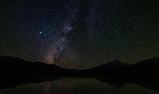 日月之行若出其中星汉灿烂若出其里的意思 日月之行若出其中星汉灿烂若出其里解释