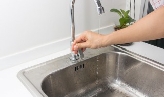 拿什么水可以代替电瓶蒸馏水 电瓶蒸馏水可以拿什么水代替